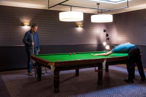 Biliár nebo kulečník v ubytování Le Manoir Hôtel