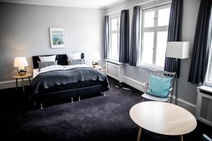Postel nebo postele na pokoji v ubytování Hotel Fredensborg Store Kro