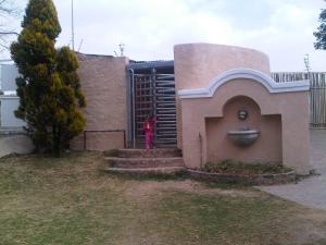 een persoon die voor een huis staat bij Sleek Hostel in Johannesburg
