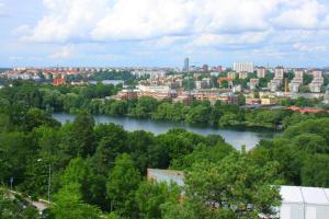 Blick auf einen Fluss in einer Stadt in der Unterkunft Liljeholmens Stadshotell in Stockholm