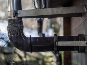 ein Vogelfutter, das von der Seite eines Gebäudes hängt in der Unterkunft Waldhütte in Saarbrücken