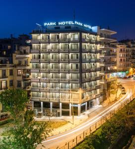 un bâtiment d'hôtel la nuit avec une rue dans l'établissement Park Hotel, à Thessalonique