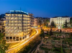 widok na budynek w mieście w nocy w obiekcie Park Hotel w Salonikach