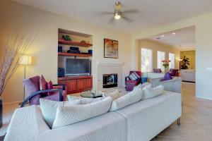 sala de estar con sofá blanco y TV en Tanglewood Terrace en La Quinta