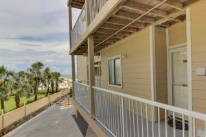 un balcone di una casa con vista sull'oceano di Romar Beach Condos a Gulf Shores