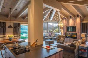 a large living room with a kitchen and a living room at Mountain Spa Residences in Sankt Anton am Arlberg