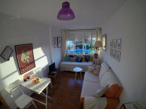 uma sala de estar com um sofá e uma mesa em B&B Nerja em Nerja