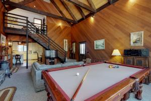 einen Billardtisch in der Mitte eines Wohnzimmers in der Unterkunft Ski View Majesty in Truckee