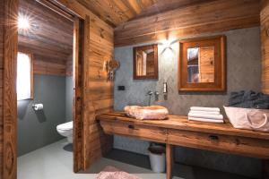 A bathroom at Ledro Mountain Chalet
