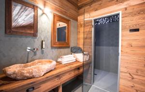 A bathroom at Ledro Mountain Chalet