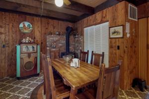 ein Esszimmer mit einem Holztisch und einem Herd in der Unterkunft Ski View Majesty in Truckee