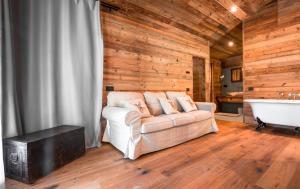 A seating area at Ledro Mountain Chalet Még 37 kép