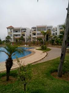 location de vacance assilah marina golf 내부 또는 인근 수영장