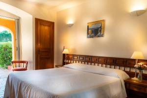Un dormitorio con una cama grande y una ventana. en Hotel La Romarine, en Saint-Tropez