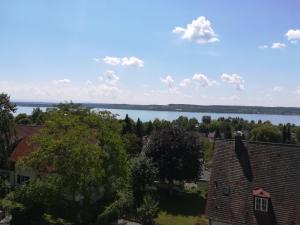 een uitzicht op een meer vanuit een huis bij Ferienwohnung Seeblick in Überlingen