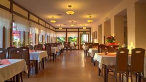 A restaurant or other place to eat at Le Mont Medical & SPA