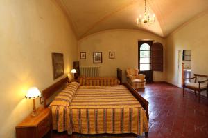 1 dormitorio con 1 cama grande en una habitación en Fattoria La Gigliola, en Montespertoli