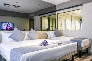 Uma cama ou camas num quarto em Eco Tree Hotel Causeway Bay