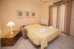Un dormitorio con una cama con dos toallas encima. en Dias Ground Floor Apartment, en Argostoli 5 fotos más