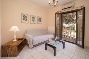 una sala de estar con un sofá y una mesa en Dias Ground Floor Apartment, en Argostoli