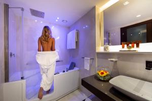 Ванная комната в Amathus Beach Hotel Limassol