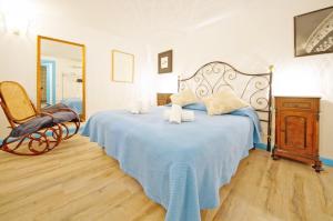 una camera con letto, sedia e specchio di DolceVita Apartments N 426 a Venezia