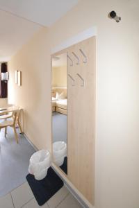 Zimmer mit einem Spiegel und einem Bett in der Unterkunft Villa Ephraim in Görlitz