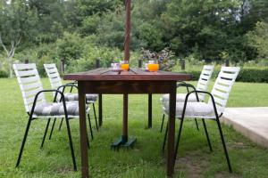 - une table en bois avec des chaises et des boissons dans l'établissement Stay In Touch, à Gospić