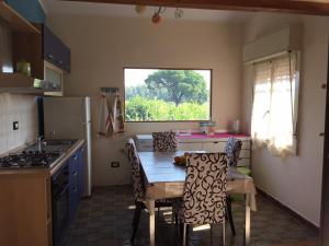 A kitchen or kitchenette at Casetta in Agrumeto