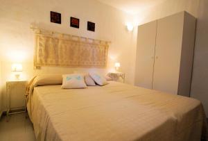 ヴァッレドーリアにあるSa Fiorida case vacanzeのベッドルーム1室(大型ベッド1台、枕2つ付)