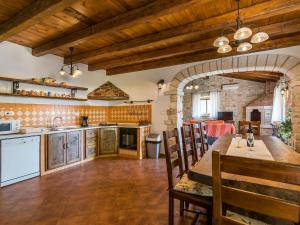 Fotografia z galérie ubytovania Elegant Villa in Istria with Outdoor Pool v destinácii Tinjan