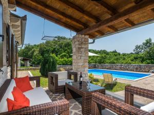 Fotografia z galérie ubytovania Elegant Villa in Istria with Outdoor Pool v destinácii Tinjan