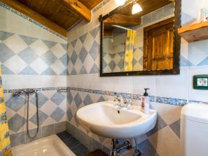 Fotografia z galérie ubytovania Elegant Villa in Istria with Outdoor Pool v destinácii Tinjan