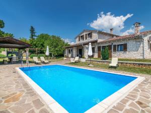 Fotografia z galérie ubytovania Elegant Villa in Istria with Outdoor Pool v destinácii Tinjan