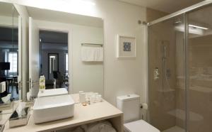 
A bathroom at Grape Harbor Prata Apartments
