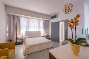 1 dormitorio con cama, sofá y mesa en Le Residenze di Don Nino (Suites & Apartments), en Lecce