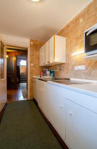 Kuchyň nebo kuchyňský kout v ubytování Apartments and Rooms Banić