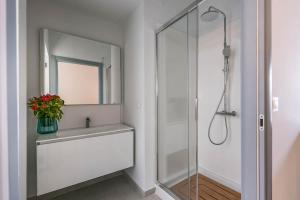 W łazience znajduje się prysznic, umywalka i lustro. w obiekcie Le Residenze di Don Nino (Suites & Apartments) w mieście Lecce +37 zdjęć