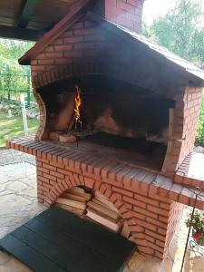 Gril dostupný pro hosty v apartmánu