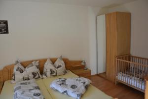 A bed or beds in a room at Ferienwohnung Schmetterling