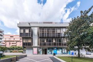 budynek biurowy z budynkiem w obiekcie Le Residenze di Don Nino (Suites & Apartments) w mieście Lecce