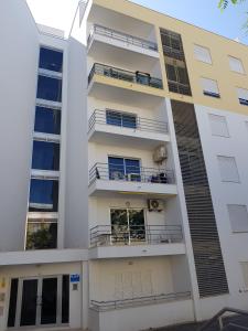 ポルティマンにあるEncosta da Marina Holidaysのバルコニー付きのアパートメントビルのイメージ