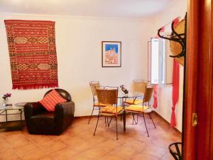 een woonkamer met een stoel en een tafel bij Kasa Sunshine in Olhão