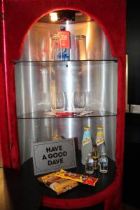 een koelkast met een bordje met de tekst: drink een lekker drankje bij Scarlet Hotel in Tel Aviv