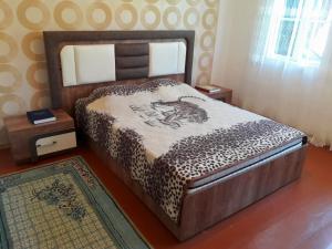 En eller flere senge i et værelse på Farvana