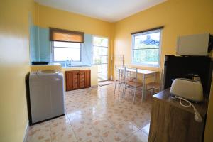 Virtuvė arba virtuvėlė apgyvendinimo įstaigoje 2 bedroom bungalow Nai Harn 4 Resort