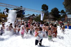 a crowd of people playing in the snow at Plaisirs Nature à La Pignade in Ronce-les-Bains