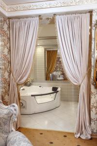  Ванная комната в Бутик Отель Монарх 