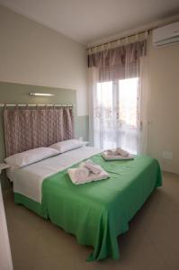 1 dormitorio con 1 cama grande y 2 toallas. en VILLA PASCALE - B&B - CASA VACANZE en Castellabate