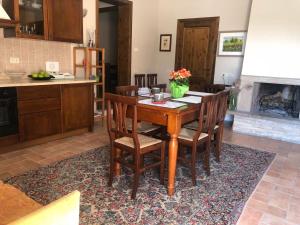 A kitchen or kitchenette at Appartamenti San Rocco